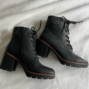 NWT BLACK WATER REPELLENT CHUNKY HEEL BOOTIE